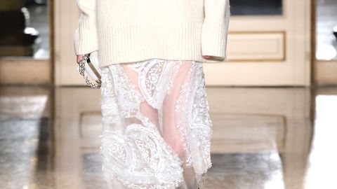 Копринена женствена и неочаквано универсална – slip полата с дантела се