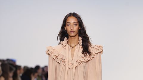 Елегантната блуза е абсолютен хит и същевременно изключително универсална кои