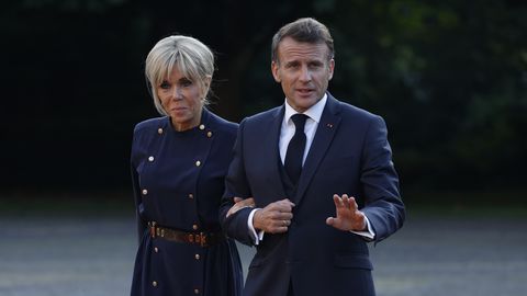 Френският президент Еманюел Макрон бе пренебрегнат от съпругата си Брижит