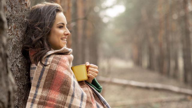 Жена, есен, кафе