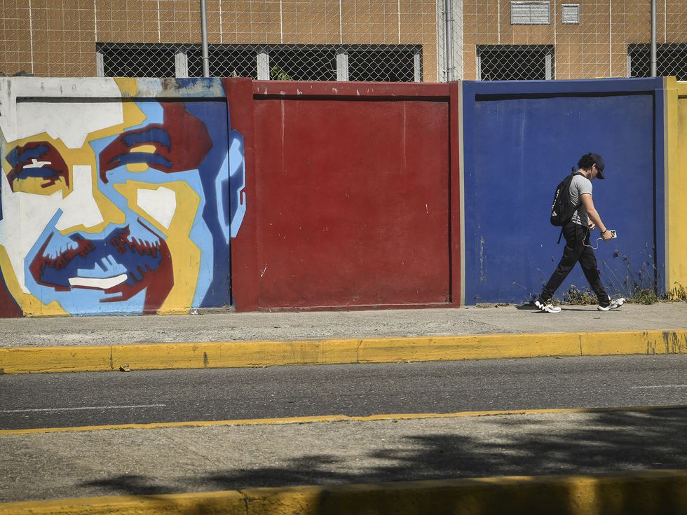 Какво е Maduro Fit: защо анцугът на Мадуро превзе света и какво казва това за нашето време