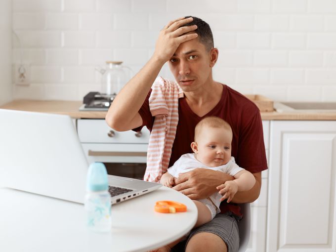 „Стоя си вкъщи с детето, чувствам се като подивял кухненски робот и се уморявам повече от жена ми на работа. Как жените издържат на това?“