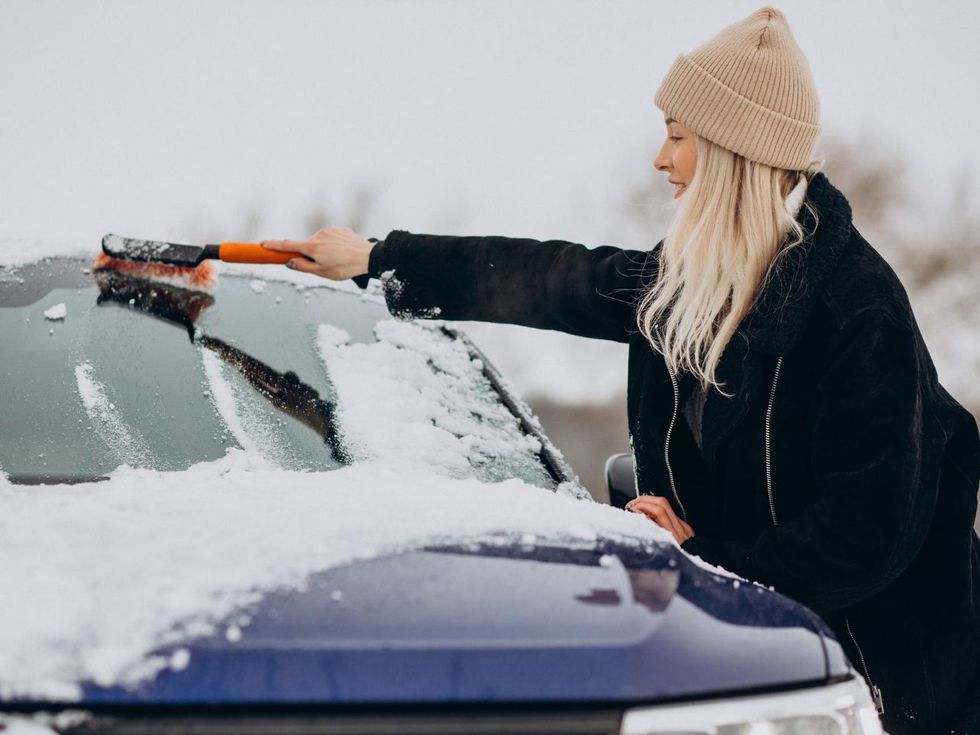 Експертите съветват: Това е най-бързият начин да премахнете лед и скреж от колата си