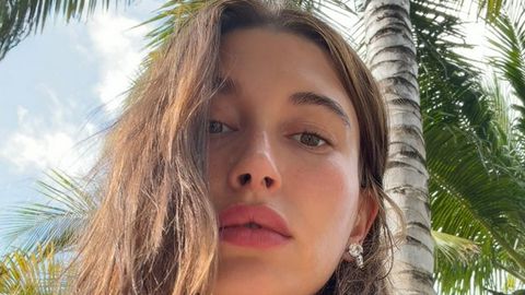 Фотосесията е заснета в мека интимна светлина която подчертава нежната