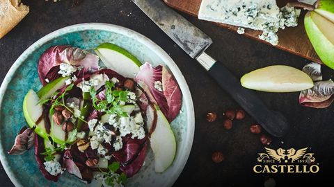 Необхдоими продукти 2 малки круши100 г 75 г лешнициБалсамико глазураМагданозСолЧерен