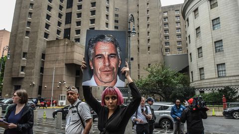 С всеки изминал ден все повече хора вярват че историята