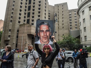 Джефри Епстийн е жив? 5 факта, които хвърлят съмнение върху смъртта му