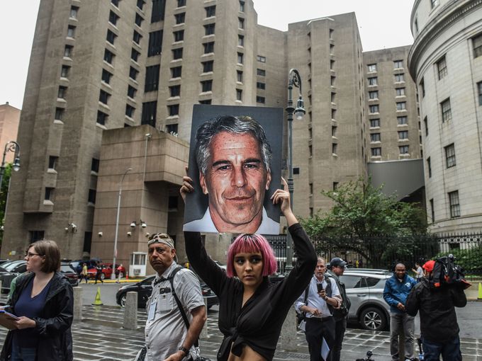 Джефри Епстийн е жив? 5 факта, които хвърлят съмнение върху смъртта му