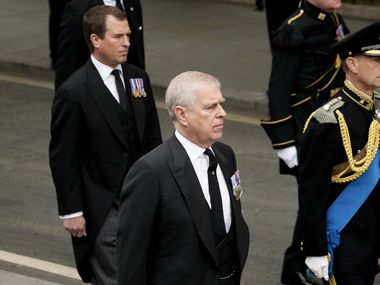 Любимият син и цената на мълчанието: как Елизабет II подкопа доверието в короната заради принц Андрю