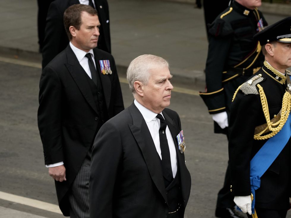 Любимият син и цената на мълчанието: как Елизабет II подкопа доверието в короната заради принц Андрю