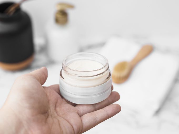 Домашен крем за лице, който стимулира колагена, докато спите