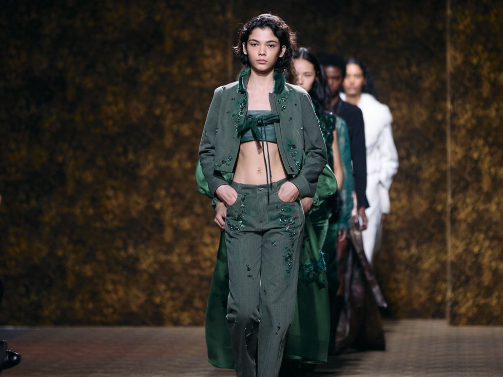 7 модни тенденции от Седмиците на модата 2026/27, които всяка стилна жена трябва да усвои още сега