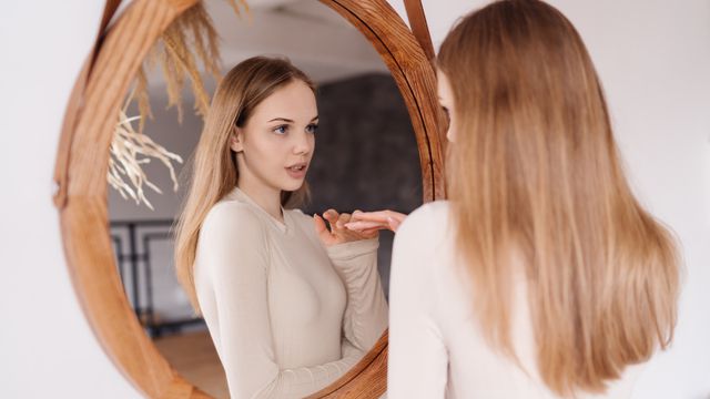 жена, огледало