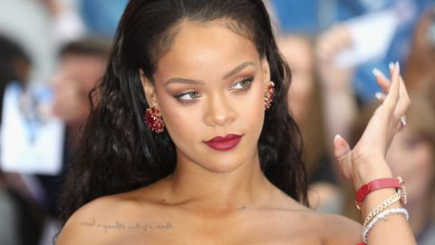 Мама РиРи е недостижима когато става въпрос за смели тоалети