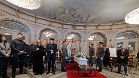 Неповторимият поет артист композитор и сценарист Михаил Белчев си отиде
