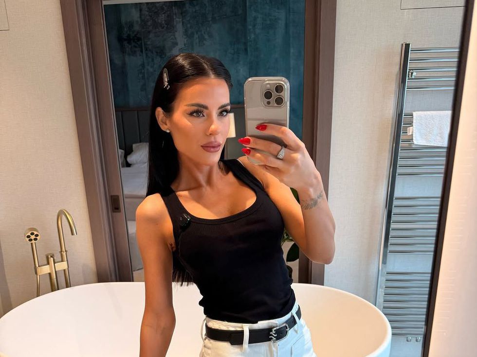 Стил и много женска енергия: Цвети на Криско празнува рождения си ден с бляскаво парти (Снимки)