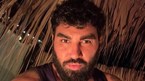 Азис определено знае как да се радва на лятото и