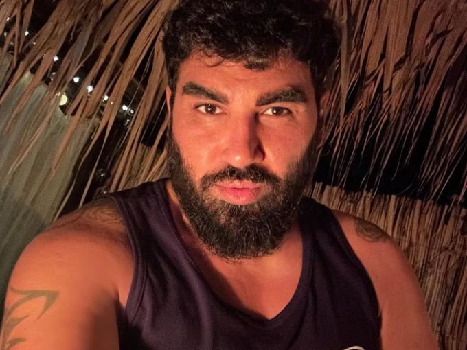 След Атижа: Азис награби друга красавица в басейна (Снимки)