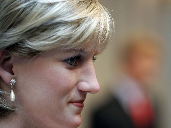 Мъж, част от близкото обкръжение на принцеса Даяна, се е занимавал с трафик на жени?