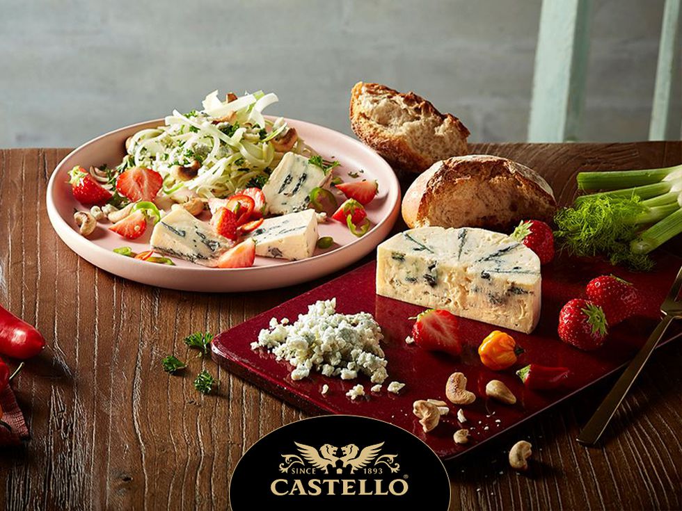 Сини сирена Castello с ягоди и ядки