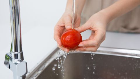 Повечето от нас старателно измиват всичко което влиза в кухнята