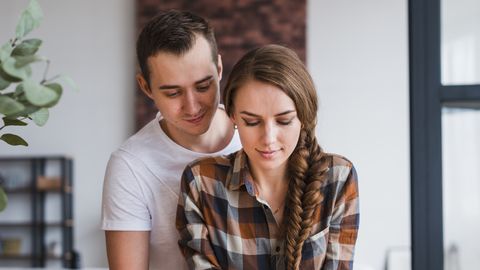 Импулсивното желание да надникнете в телефона на любимия човек в