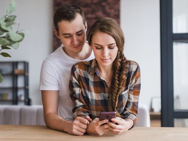 Съпруг хакна чата на жена си и съжали: Нормално любопитство или сигнал за тревога?
