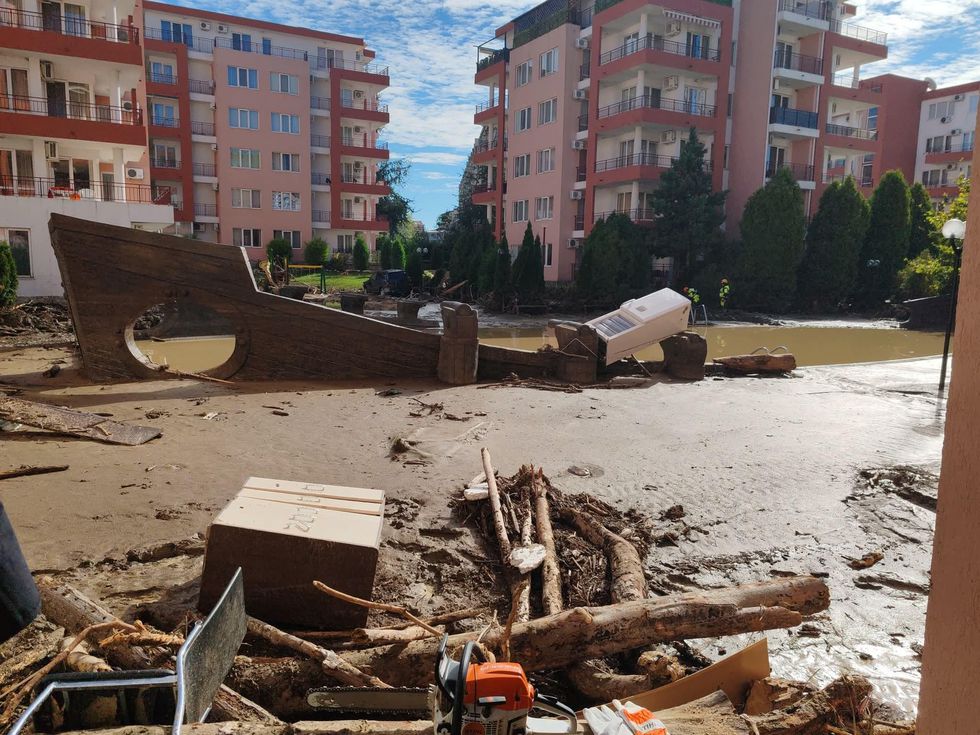 Потопът в Елените: когато препречиш пътя на водата с бетон, тя помита всичко пред себе си