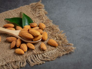 Бадемите – от "храна за зайци" до суперхрана за мозъка, сърцето и кожата