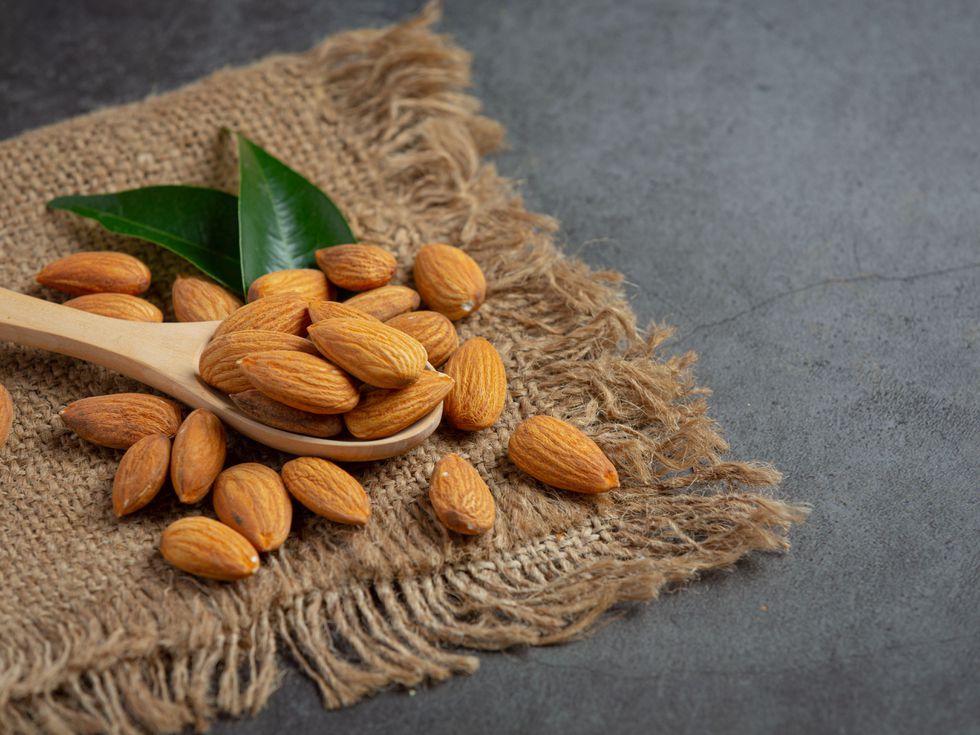 Бадемите – от "храна за зайци" до суперхрана за мозъка, сърцето и кожата