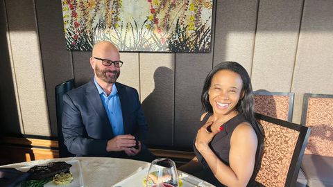 Женена двойка с 35 годишна отпразнува раждането на сина си