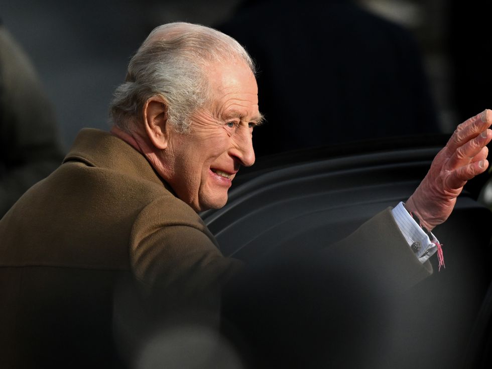 Сянката на досиетата „Епстийн“: крал Чарлз III обеща пълно съдействие по обвиненията срещу Андрю