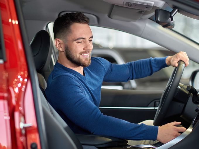 Повече от половината мъже смятат, че са по-добри шофьори от жените. Какво обаче казва науката?
