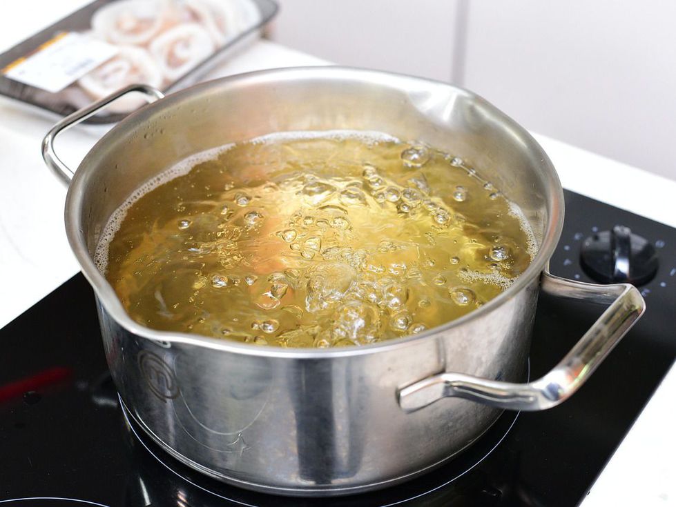 Мит или истина: Биолози отговориха дали е вредно повторното варене на водата