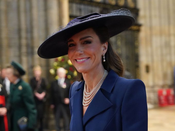 Кейт Мидълтън спря дъха на всички в елегантно синьо на Деня на Британската общност (Снимки)