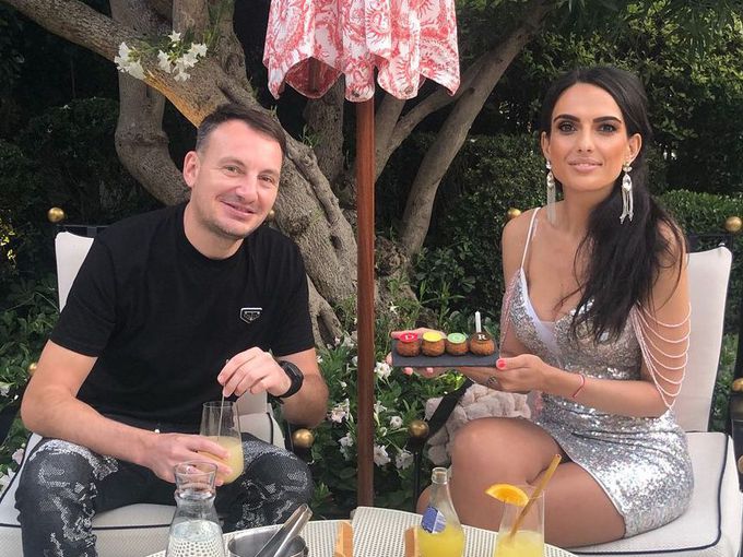 Пиленцата от Монако празнуват с бутилка скъпо шампанско