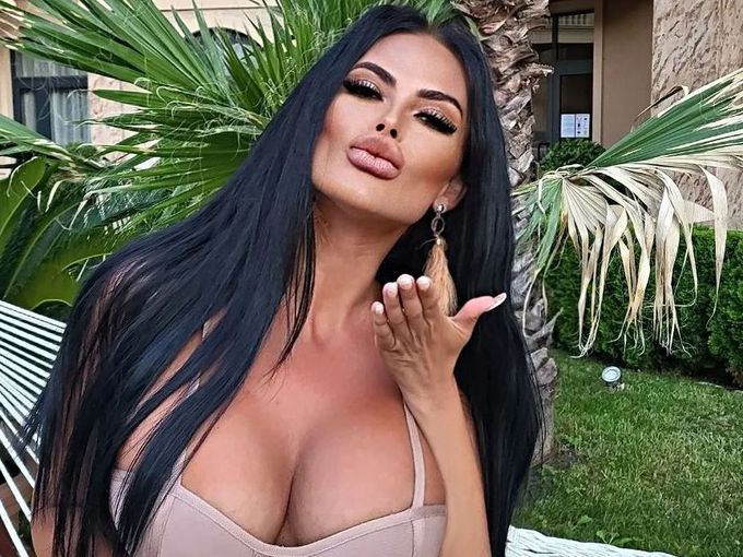 Мис Силикон Анна-Мария Чернева показва нови гърди на Слънчев бряг