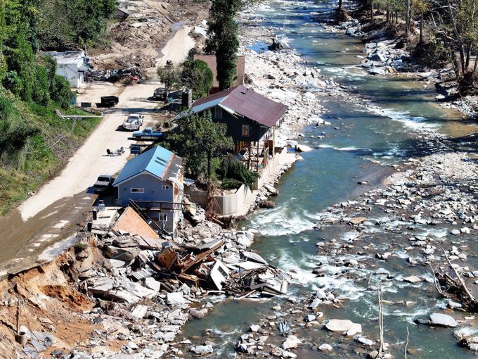 Полет към неизвестното: Учени рискуват живота си за данни от урагана Милтън