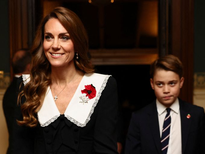 Стил, перли и макове: Кейт Мидълтън и принц Джордж приковаха вниманието на концерт в памет на загиналите войници (Снимки)