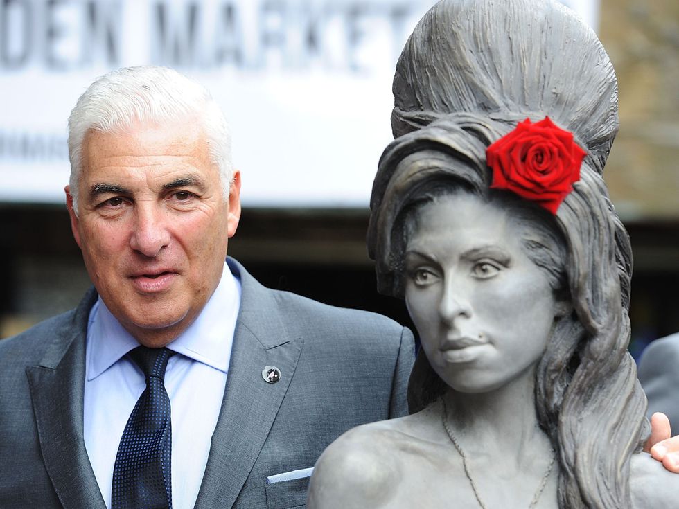 Съдебен спор за наследството на Ейми Уайнхаус: Баща ѝ срещу две нейни приятелки