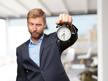 Служител, порицан, че си е тръгнал три минути по-рано от работа, разпали спор за корпоративната етика