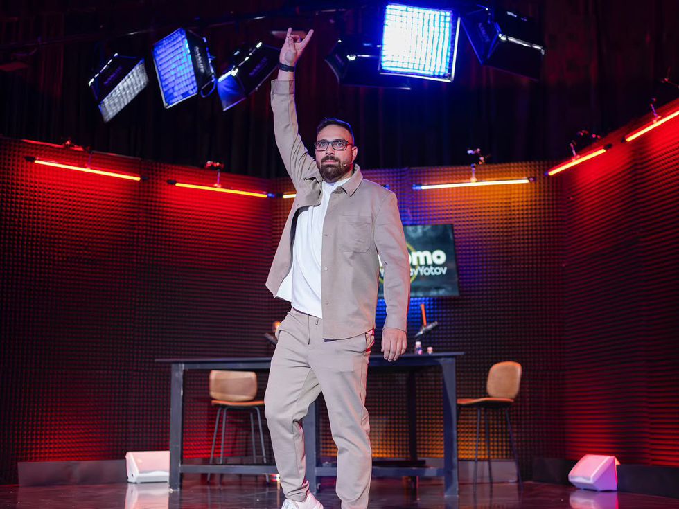 Тото от "СкандаУ" влиза в кухнята на Hell's Kitchen