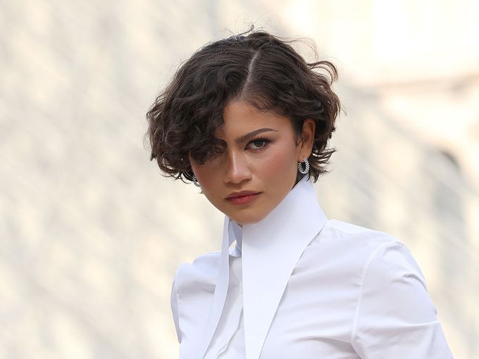 Тихо потвърждение за тайната сватба: Зендая показа брачната си халка? (Снимки)