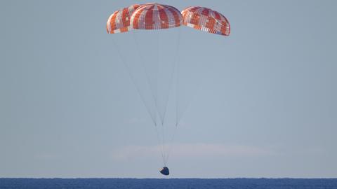 Космическият кораб Орион с четиримата астронавти от мисията Артемис 2