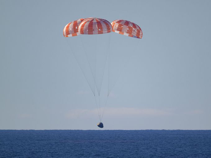 „Това е само началото“: Екипажът на „Артемис 2“ се приводни успешно (Видео)