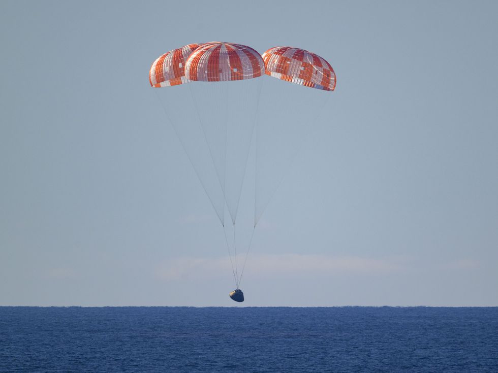 „Това е само началото“: Екипажът на „Артемис 2“ се приводни успешно (Видео)