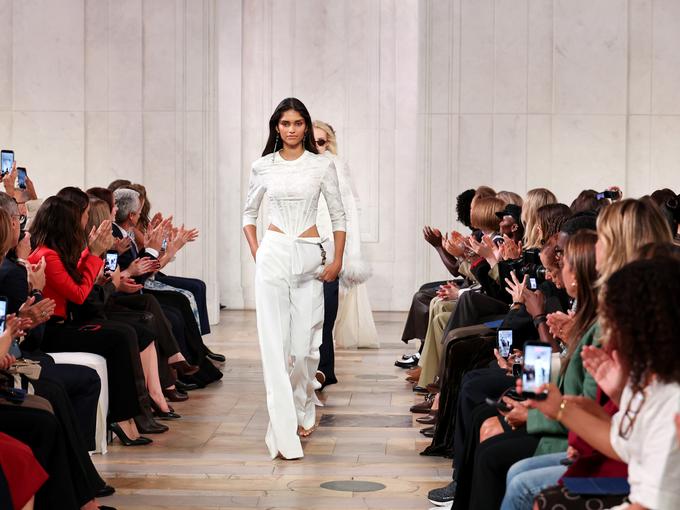 Новата женственост на Ralph Lauren: Романтична, свободна и малко по-секси