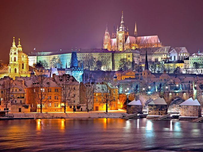 От празнични светлини до греяно вино: 3 европейски коледни града, където магията през декември е на достъпни цени