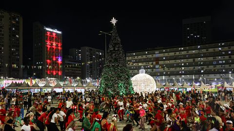 Украсени с хиляди блестящи лампички обсипани с пищни декорации и
