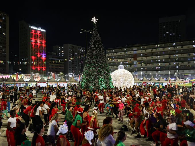 Светлини, чудеса и празнична магия: Най-впечатляващите коледни елхи по света